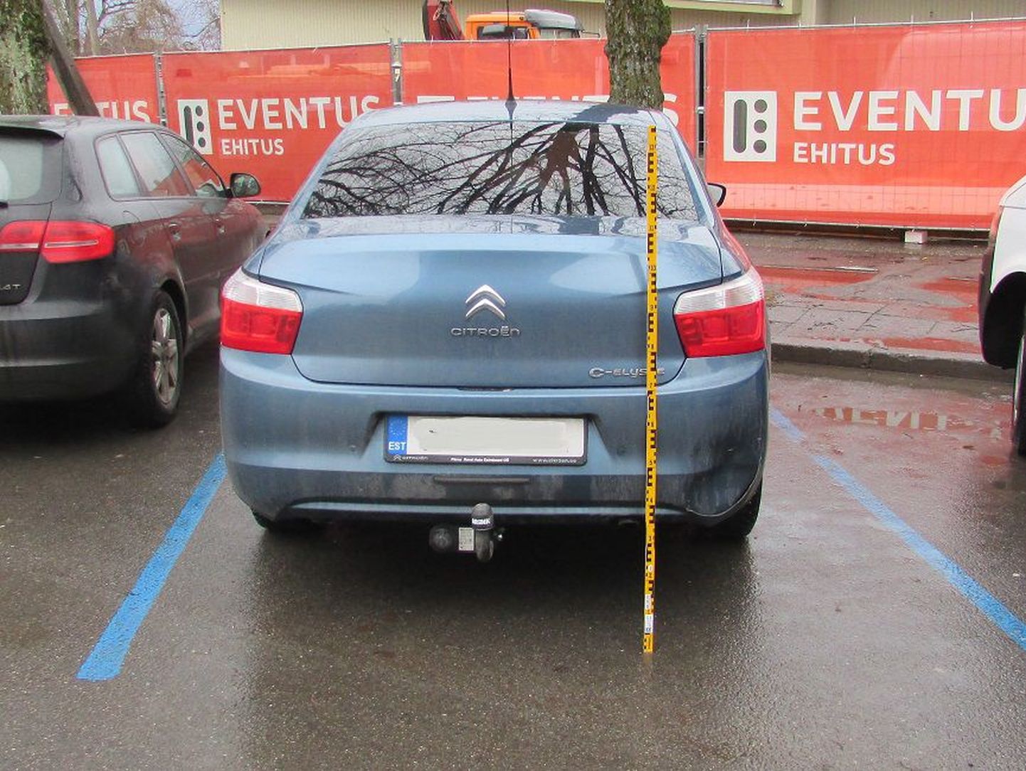 Pärnus Karja tänava parkimisalal toimunud liiklusõnnetuse tagajärjel sai kannatada sinise Citroëni tagumine stange.