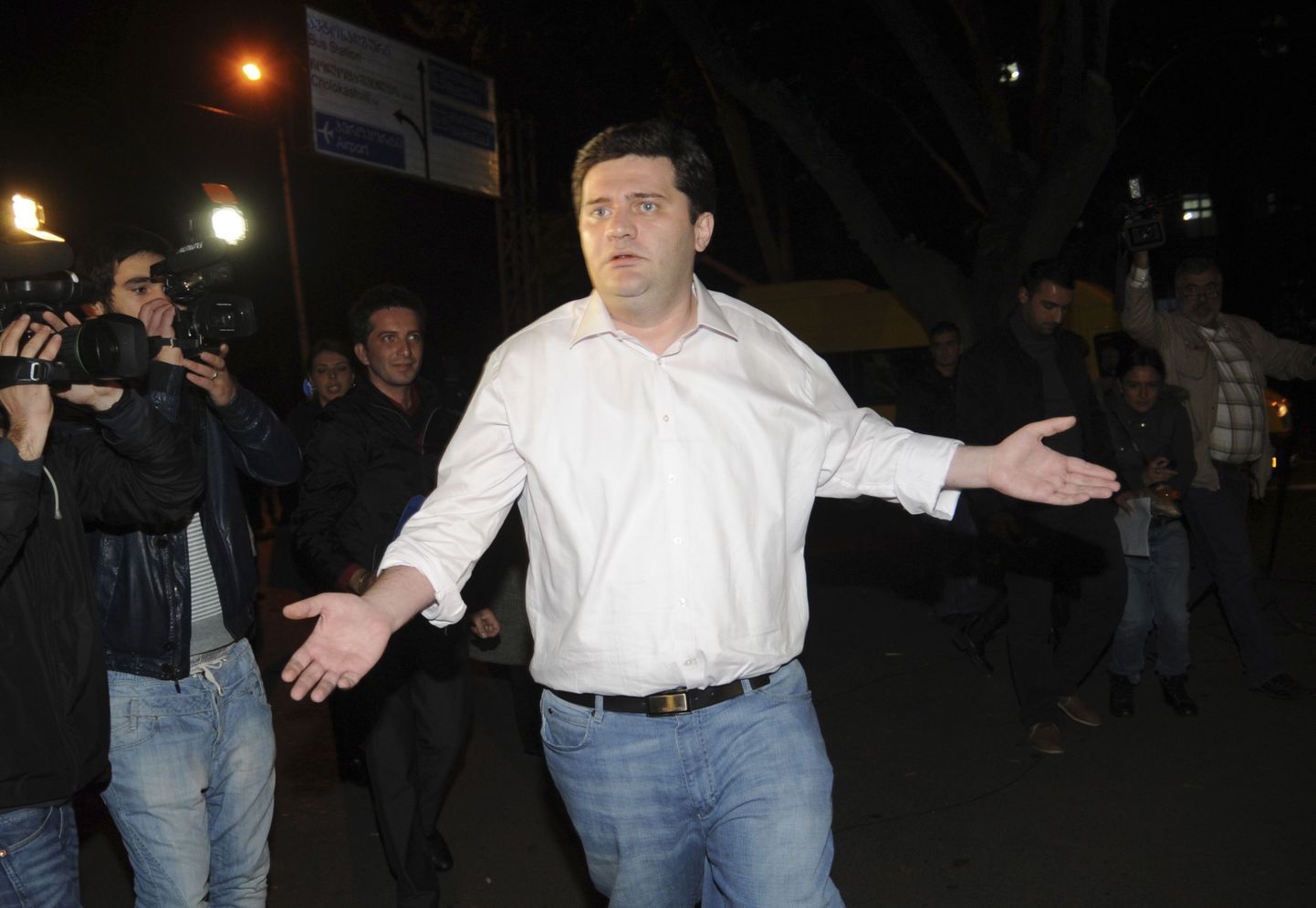 Gruusia endine kaitseminister Batšo Ahhalaja sel nädalal Tbhilisis prokuröri juurde saabumas.