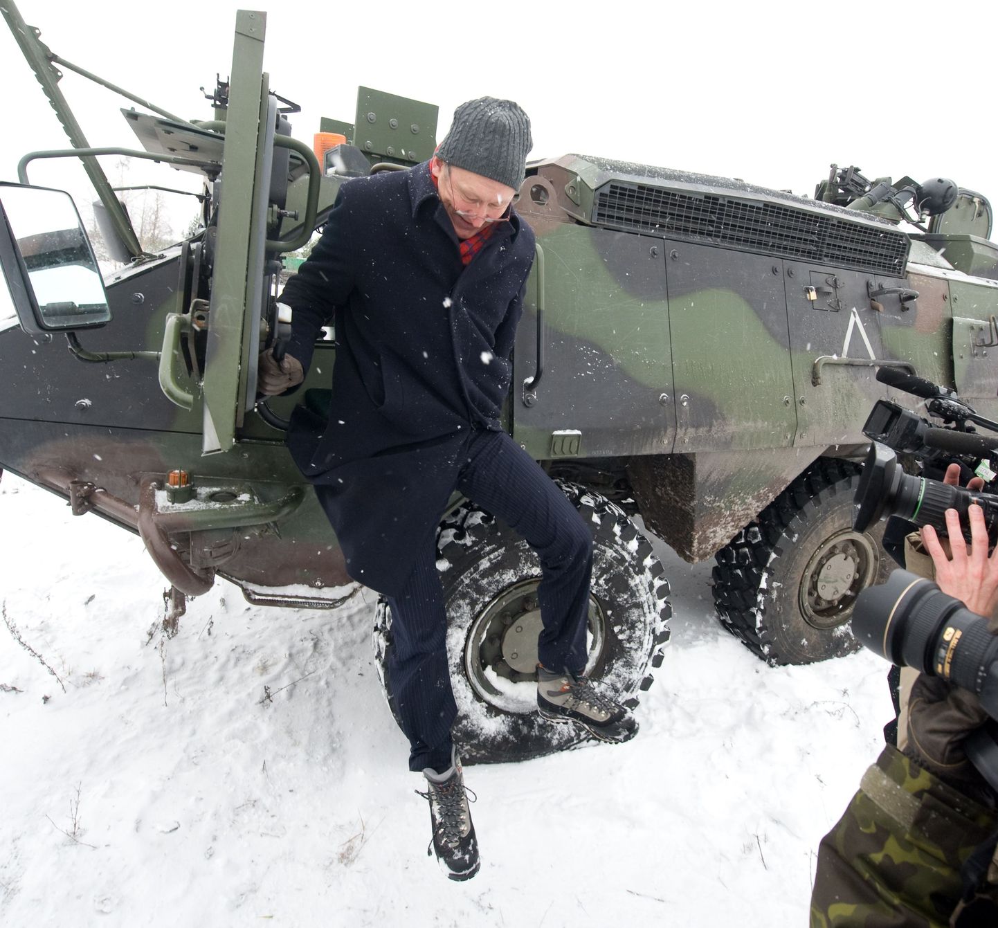 Kaitseväe Hollandist hangitud uute Sisu XA soomustransportööride esitlus. Pildil kaitseminister Jaak Aaviksoo.