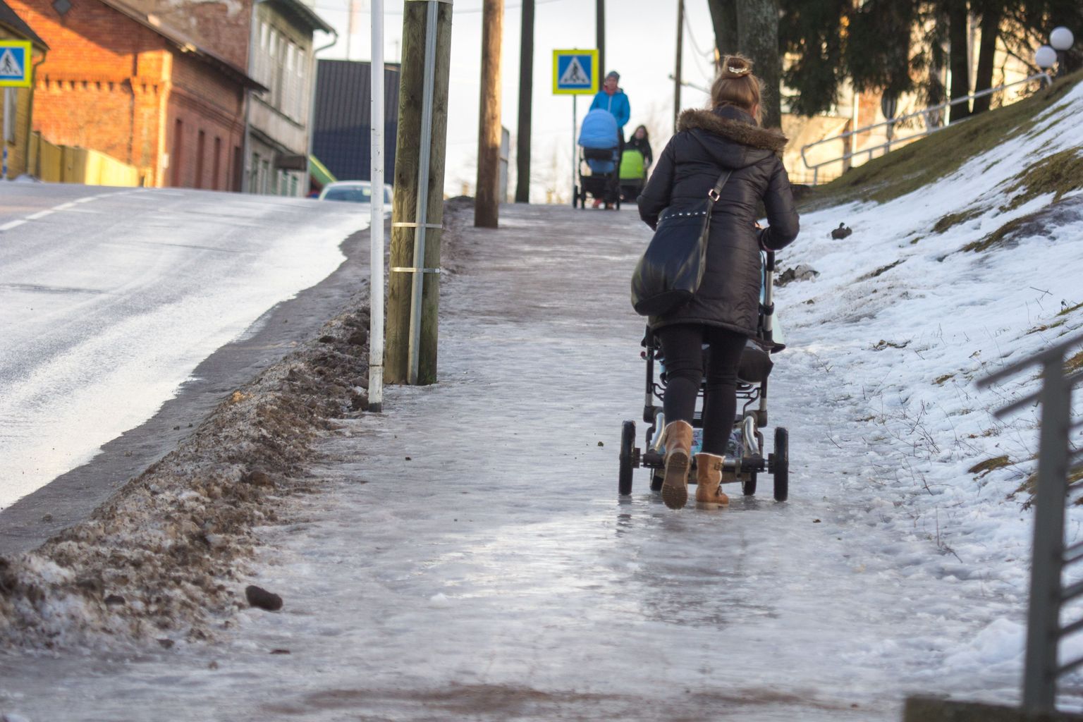 Elatisvõlglasi on Eestis ligi 9000 ja nende võlg ulatub 14,5 miljoni euroni. Seega tuleb mõnelgi vanemal laste eest hoolitsemisega üksi toime tulla ja samas elatise kättesaamise eest võidelda. Foto on illustratiivne.