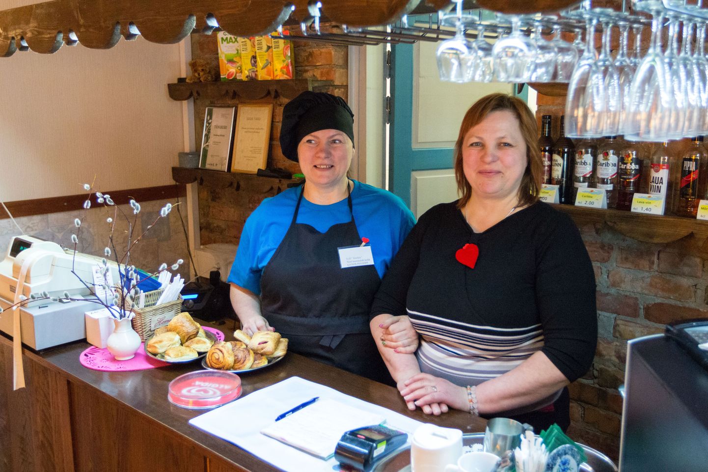 Kaks tegusat naist Eveli Sarv (paremal) ja Katrin Puusepp kannavad hoolt selle eest, et nii kohalikud, ümberkaudsed kui möödasõitjad kohvikus maitsva ja korraliku kõhutäie kätte saavad.