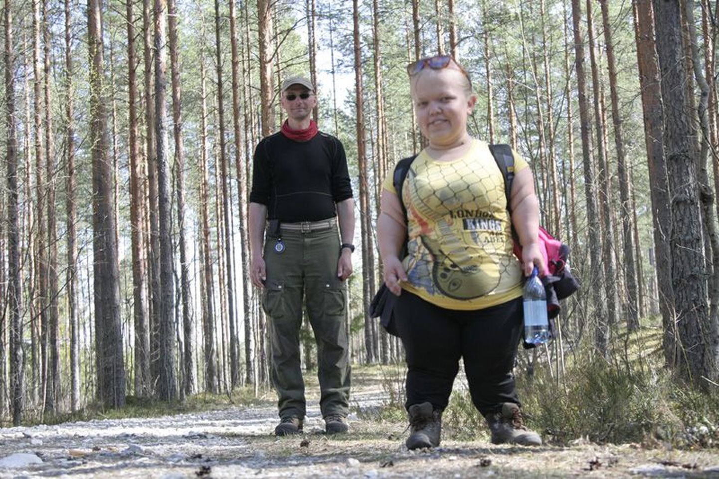 Saatesarja toimetaja, Filmimees OÜ peatoimetaja Raimo Kummer koos 110 cm pikkuse Helin Valsiga, kes nakatas teisi oma heatujulisusega.