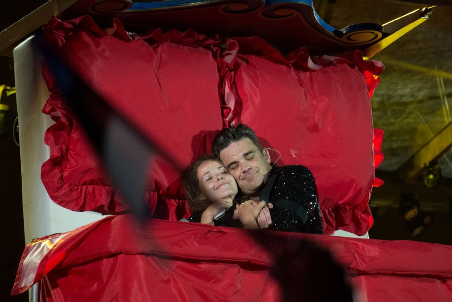 Robbie Williams viis Tallinna lauluväljakul voodisse leedu kaunitari