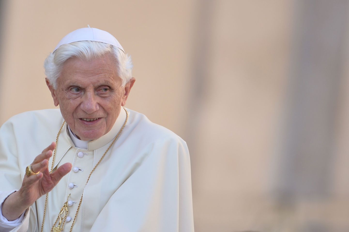 Paavst Benedict XVI täna Roomas iganädalasele esinemisele saabumas.