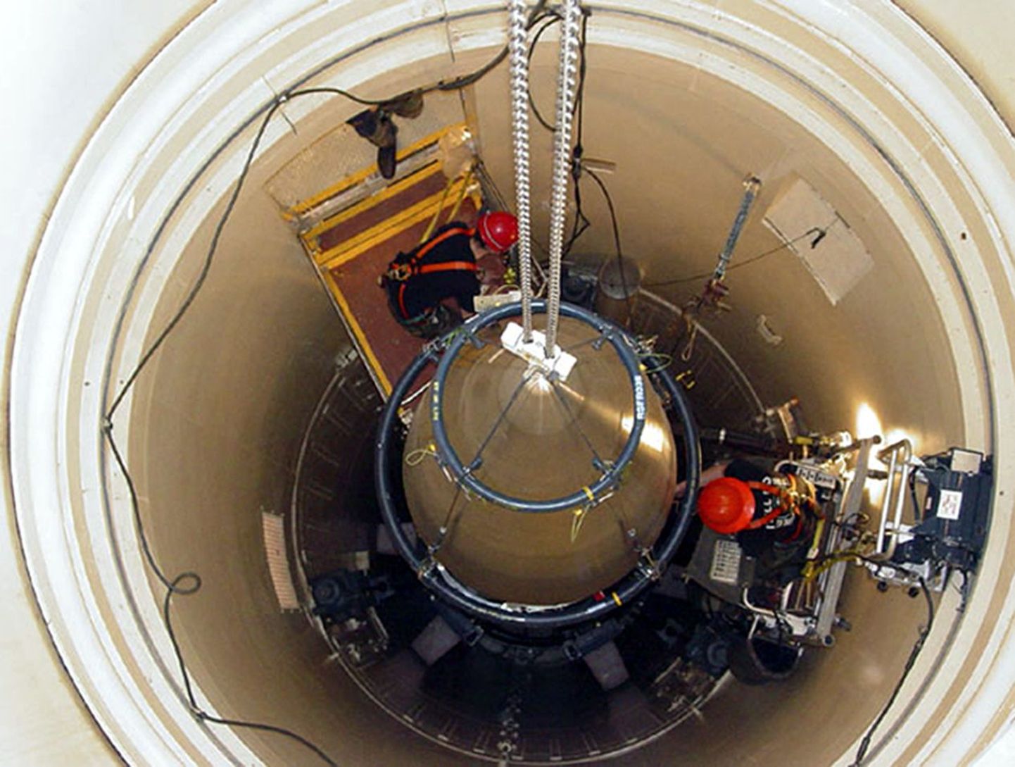 Eksperdid töötavad Malmstromi baasis kontinentidevahelise ballistilise raketi juures.
