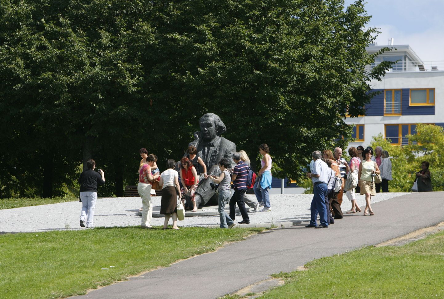 Turistid lauluväljaku veerul Gustav Ernesaksa kuju juures.