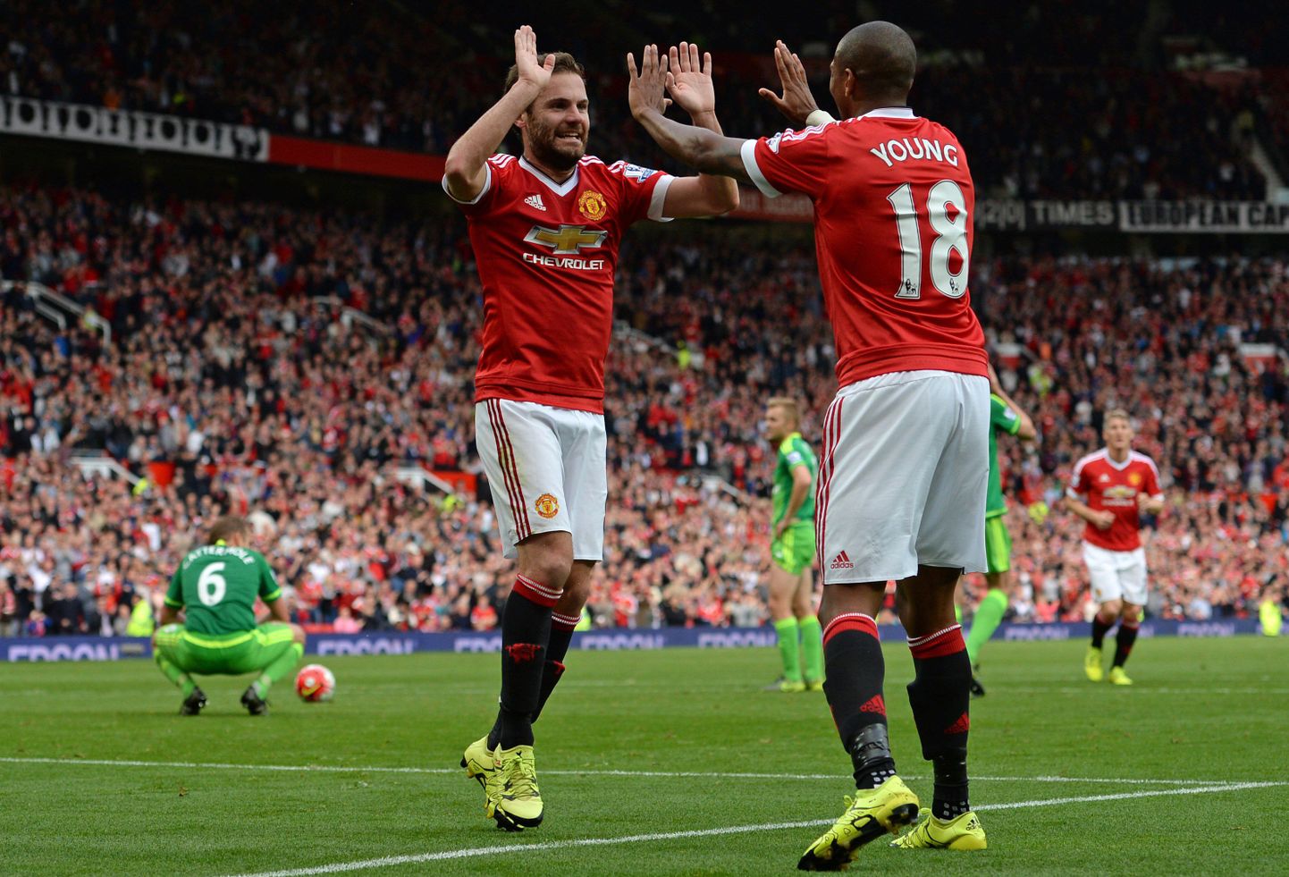 Unitedi tänase kolmanda värava löönud Juan Mata (vasakul) rõõmustamas koos Ashley Youngiga.