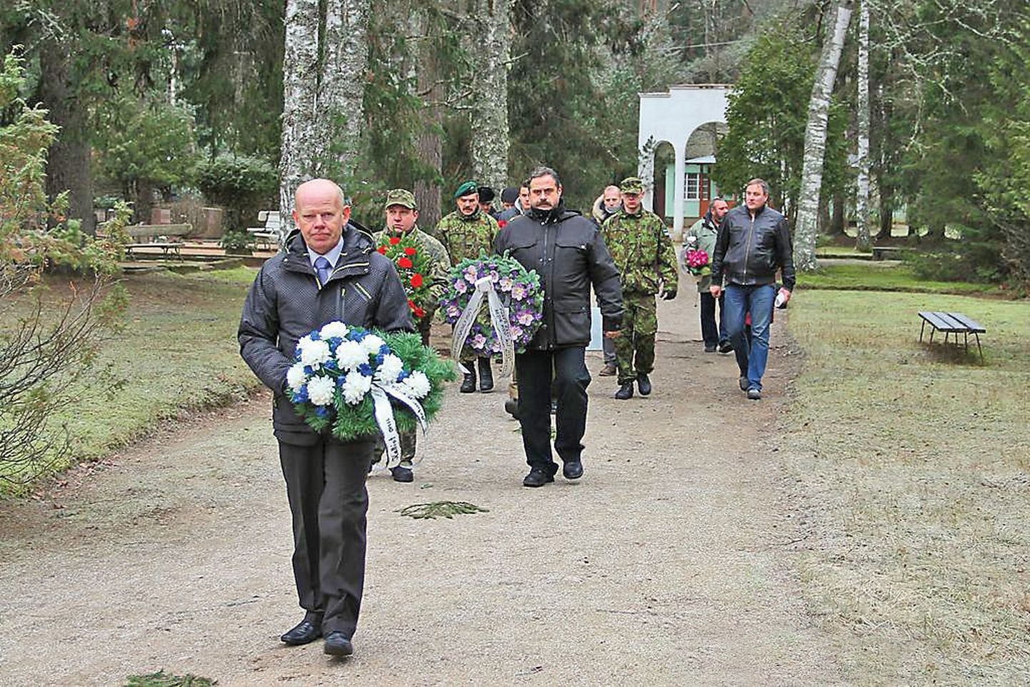 В субботу на кладбище в Эльва прошла траурно-торжественная церемония захоронения останков солдата Артура Хоопа, погибшего в годы войны в Крыму.