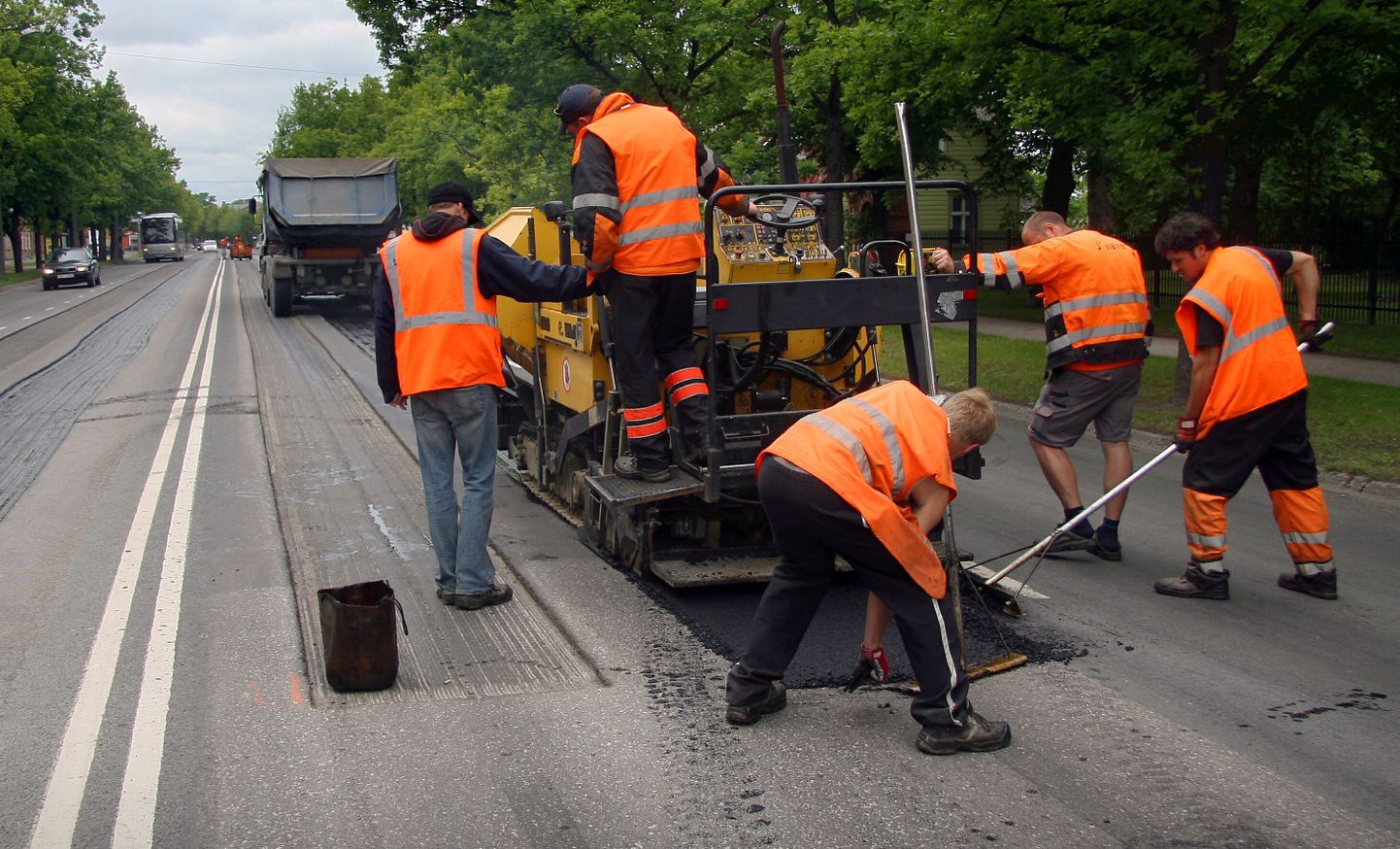 Teisipäeva päeval alustati Riia maanteel taas asfaltimistöödega, et nädala lõpuks valmis saada.