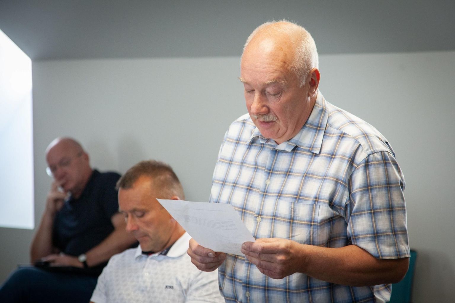 Endine vallavanem ja tulevane vallavanema kandidaat Arno Peksar andis volikogu istungil (või volinike koosviibimisel?) sisse avalduse algatada volikogu esimehe Rait Maruste ning vallavanem Andres Hirvela suhtes umbusalduse avaldamist.