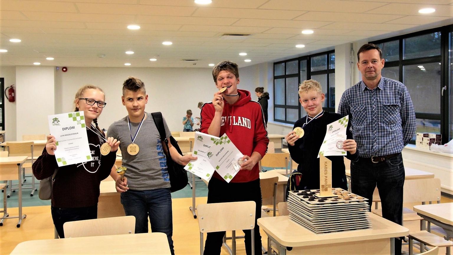 Võidukas Viljandi tiim (vasakult) Liya Rogolevskaja, Kevin Kasik, Kaupo Kruusmäe ja Kevin Jürgen ning juhendaja Aivar Hommik.