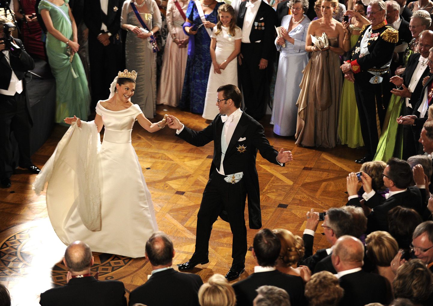 Kroonprintsess Victoria ja prints Daniel Stockholmi kuningapalees tantsimas.