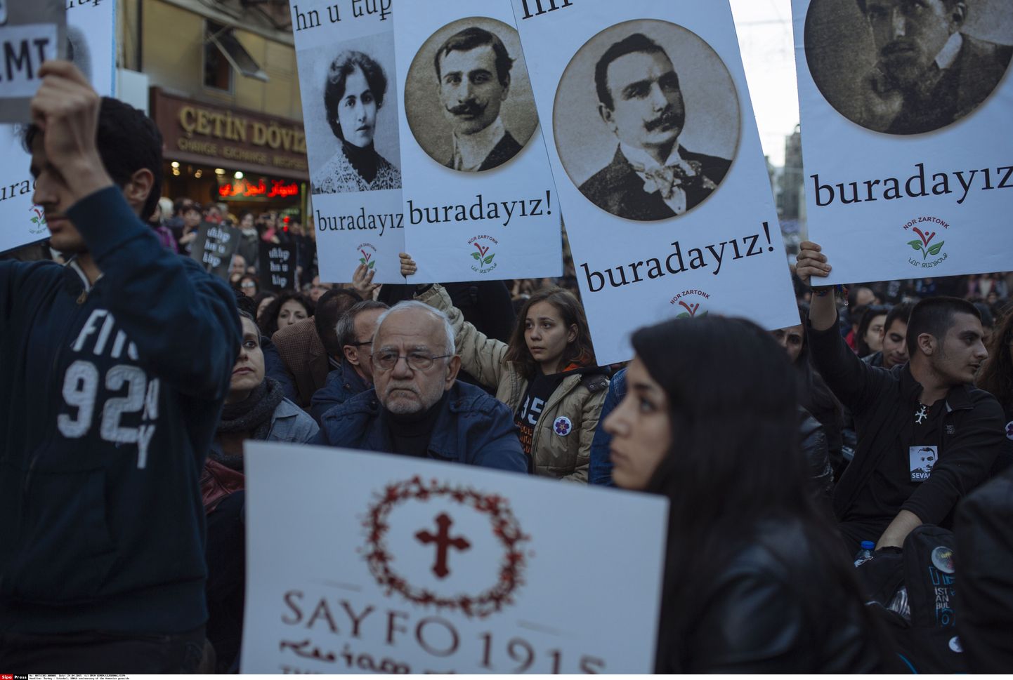 Aprillikuised protestimarsid Istanbulis, plakatid teatavad, et genotsiid jätkub ja meie oleme siin