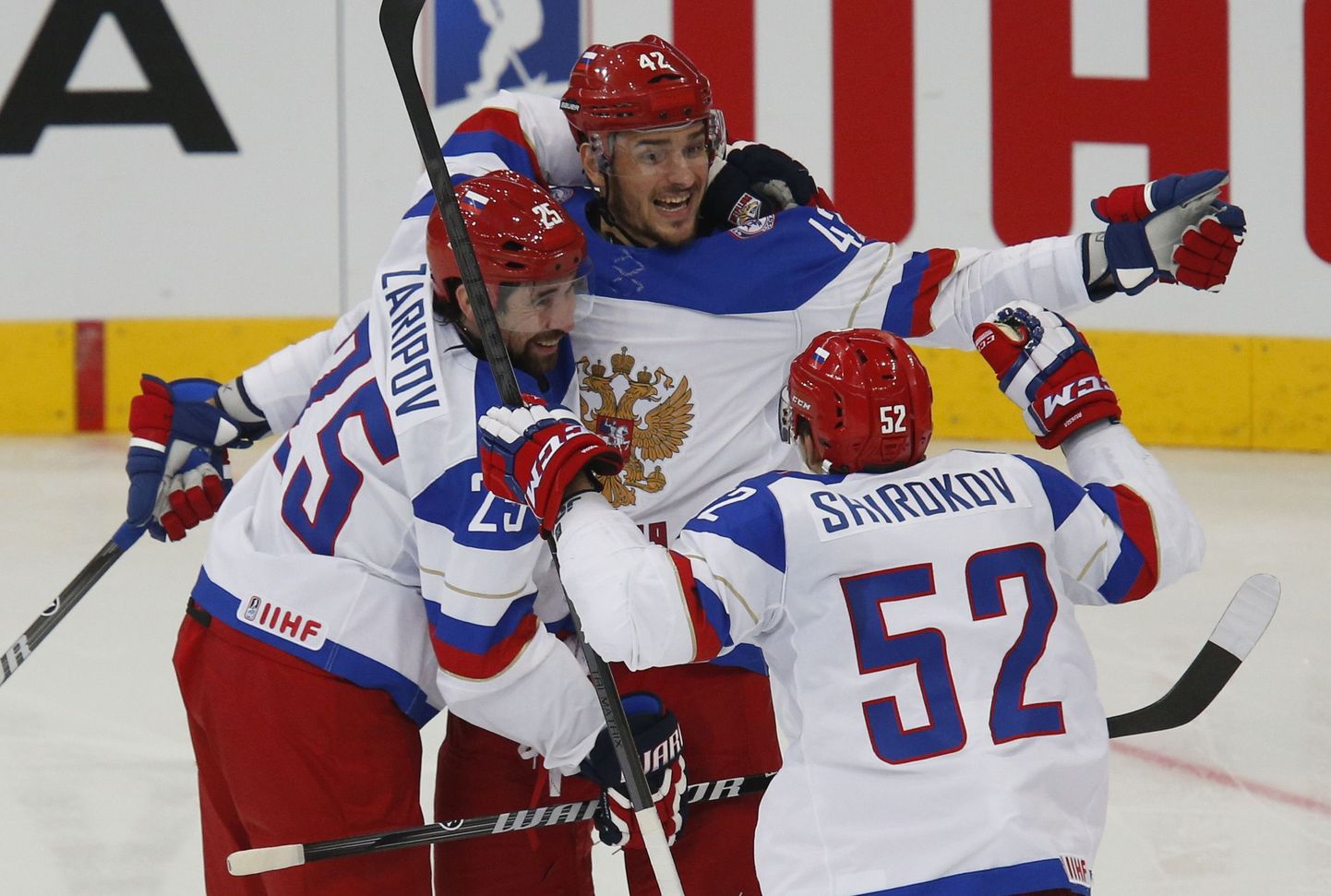 Venemaa hokikoondise mängijad rõõmustamas.