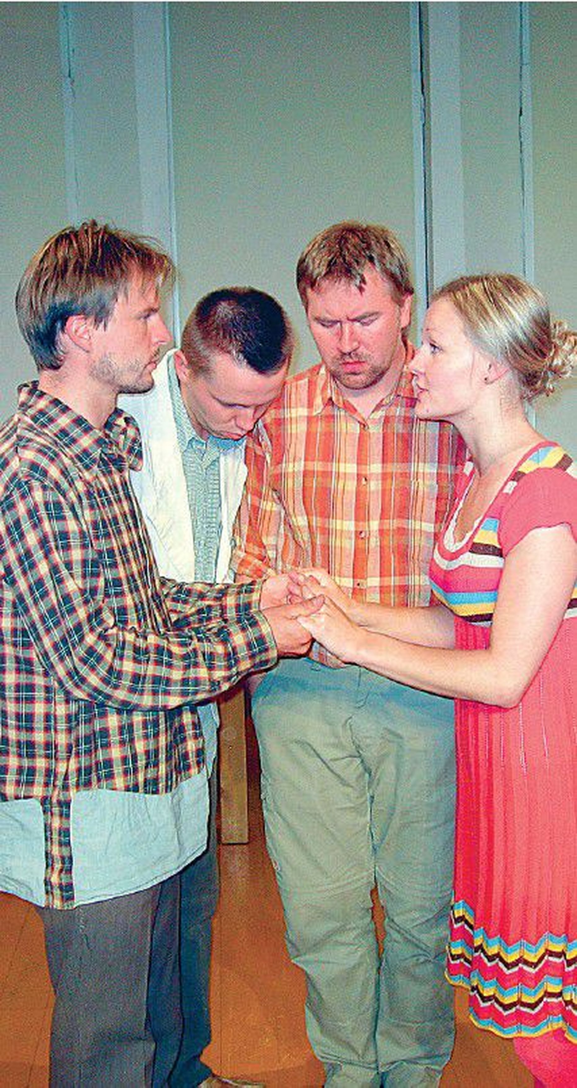 Alo Kõrve, Argo Aadli, Indrek Ojari ja Sandra Üksküla lõid Hüüru mõisas peene ja sügava vaatemängu. Tasub vaadata.