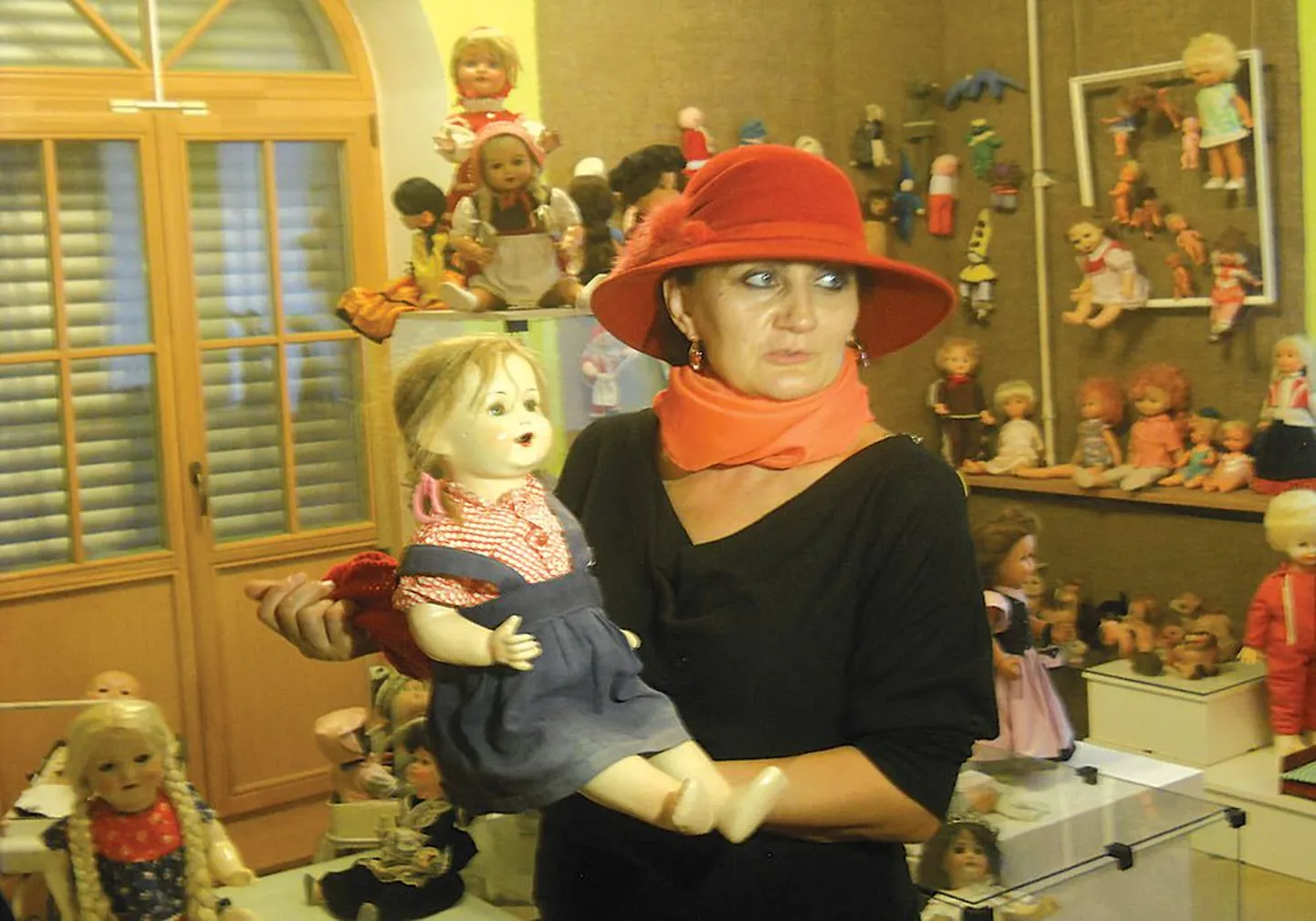 Марина Теэ с одной из кукол. После войны куклу Люсю подарила ее первой хозяйке Татьяне Кордовой мама.