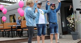Hooaeg on alanud: suvesangraid tervitasid möödujaid kümblustünnist