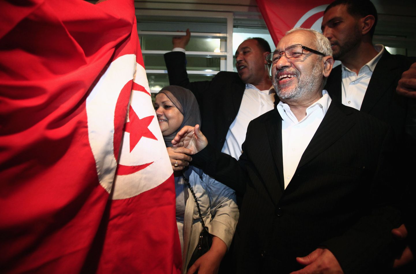 Tuneesia noored avaldasid meelt Rachid Ghannouchi juhitud Ennahda valimisvõidu vastu.
