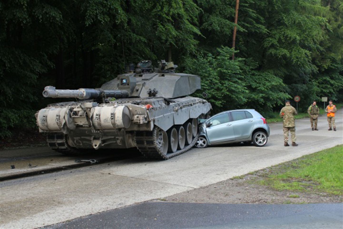 Британский танк переехал легковушку в Германии.