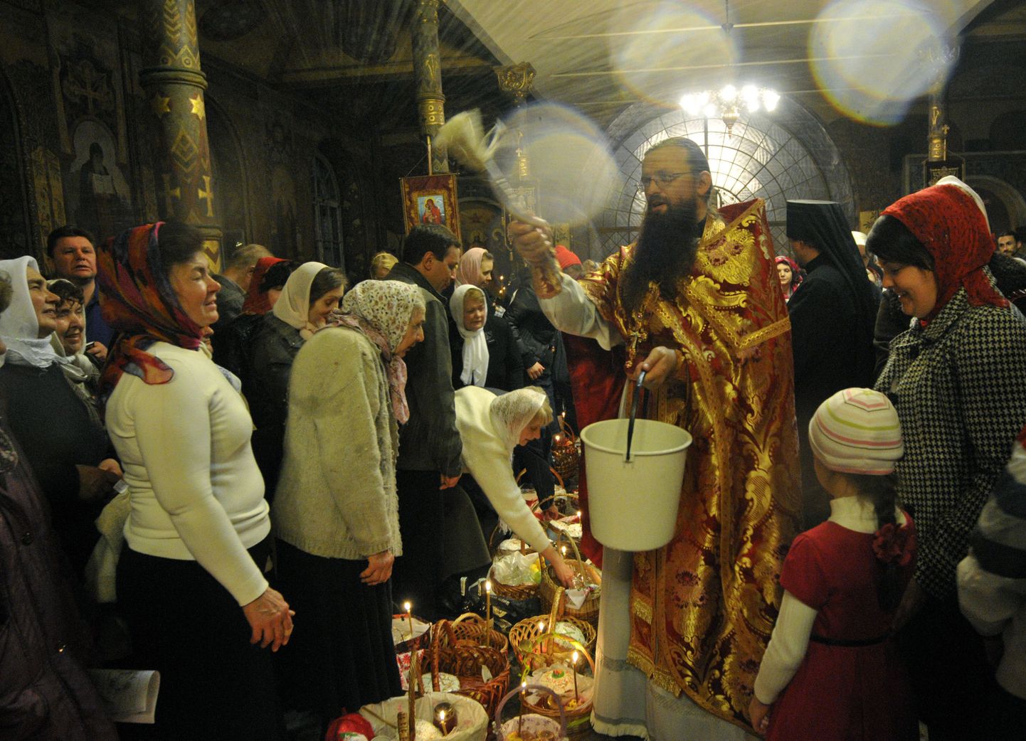 Õigeusklikud tõid Kiievi-Petšerski suurkloostrisse ülestõusmispühade puhul traditsioonilist pühadetoitu.
