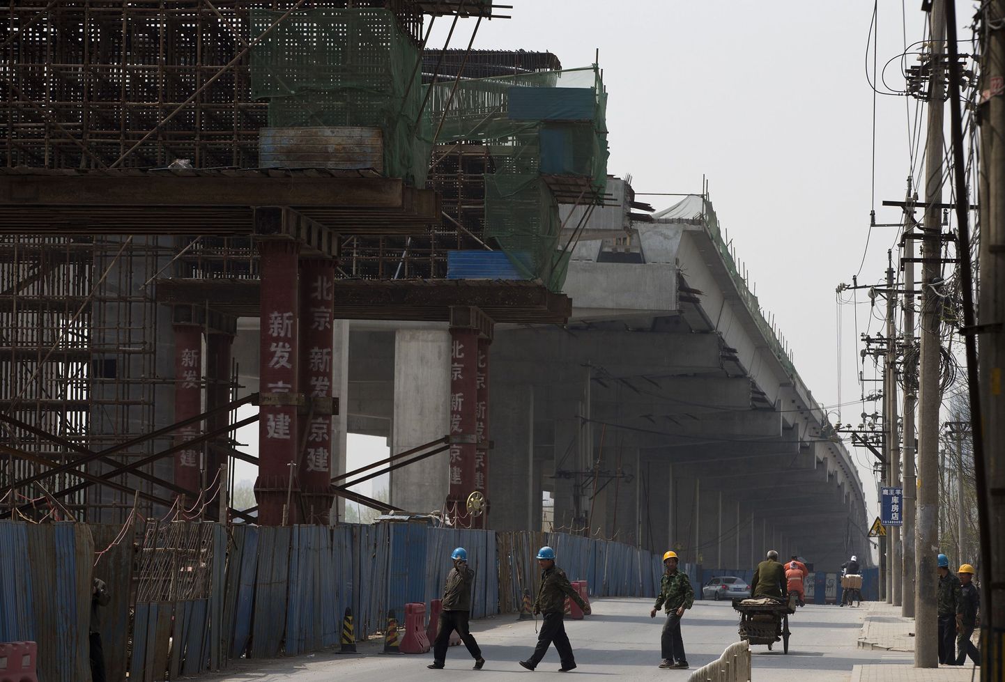 Töölised täna Pekingi lähedal kiirtee ehitusel Hiina majanduse kasv aeglustus esimeses kvartalis ootamatult.
