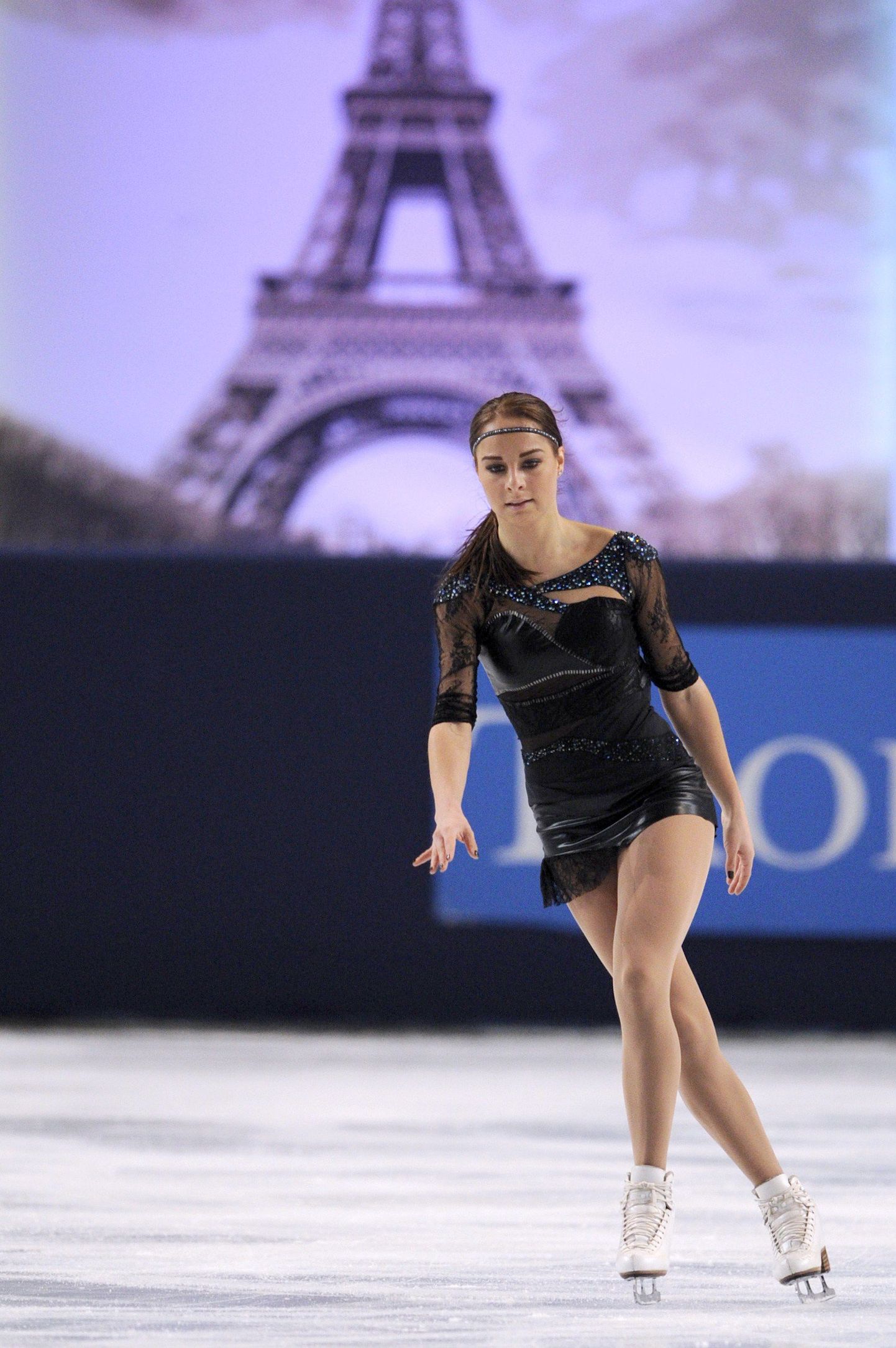 Елена Глебова выступает с произвольной программаой на Гран-при в Париже.