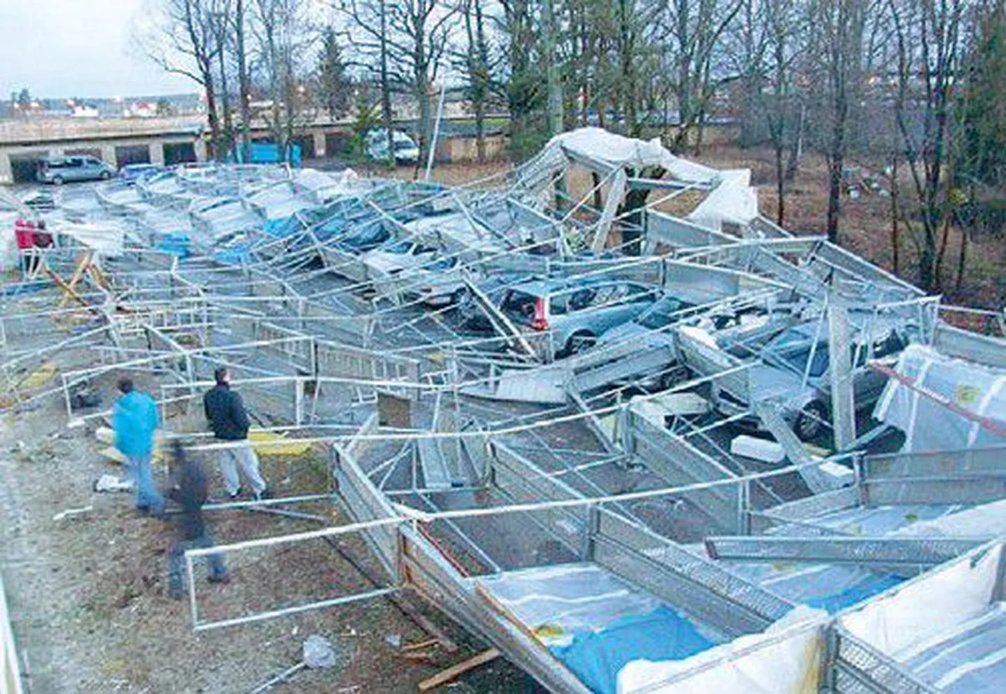 В Тартуском уезде в Мярья штормовой ветер опрокинул строительные леса на 20 автомобилей.