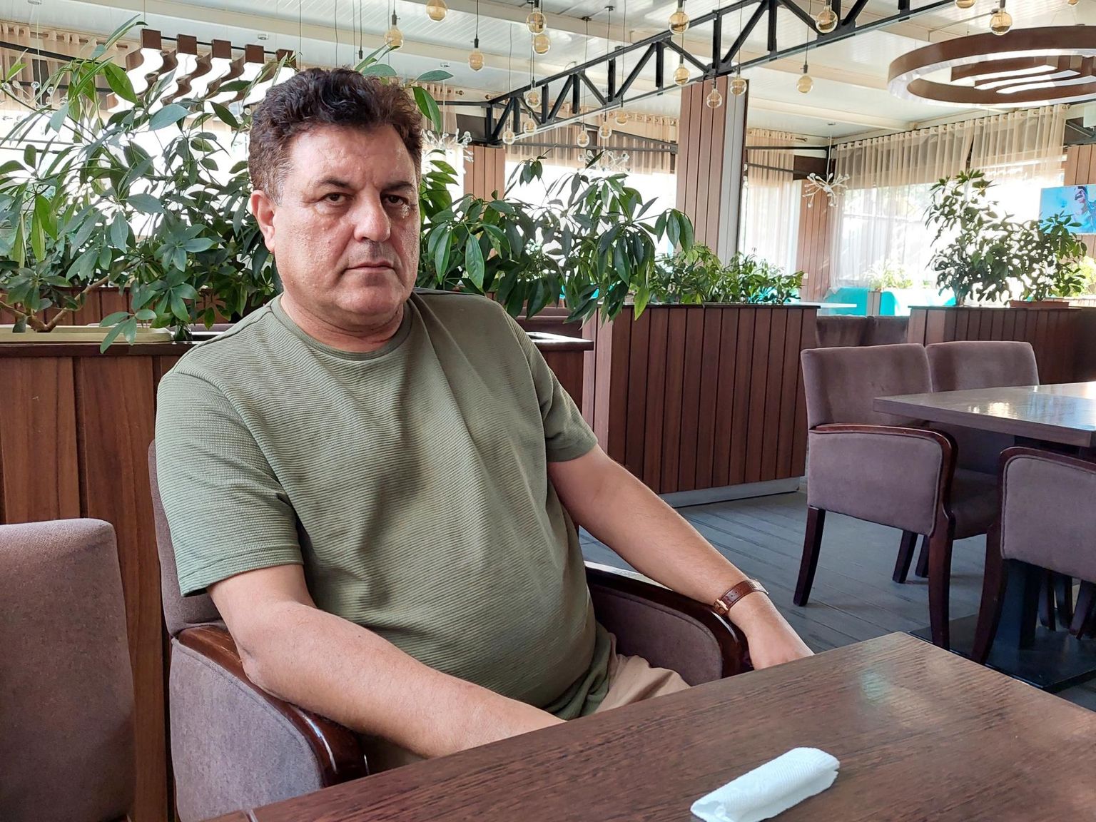 Tadžiki rahvusest Latif Pedram (58) juhib Afganistani ilmselt kõige ilmalikumat ja kõige rohkem naiste õiguste eest võidelnud erakonda, Afganistani Rahvuskongressi parteid. Praegu elab ta Dušanbes. F