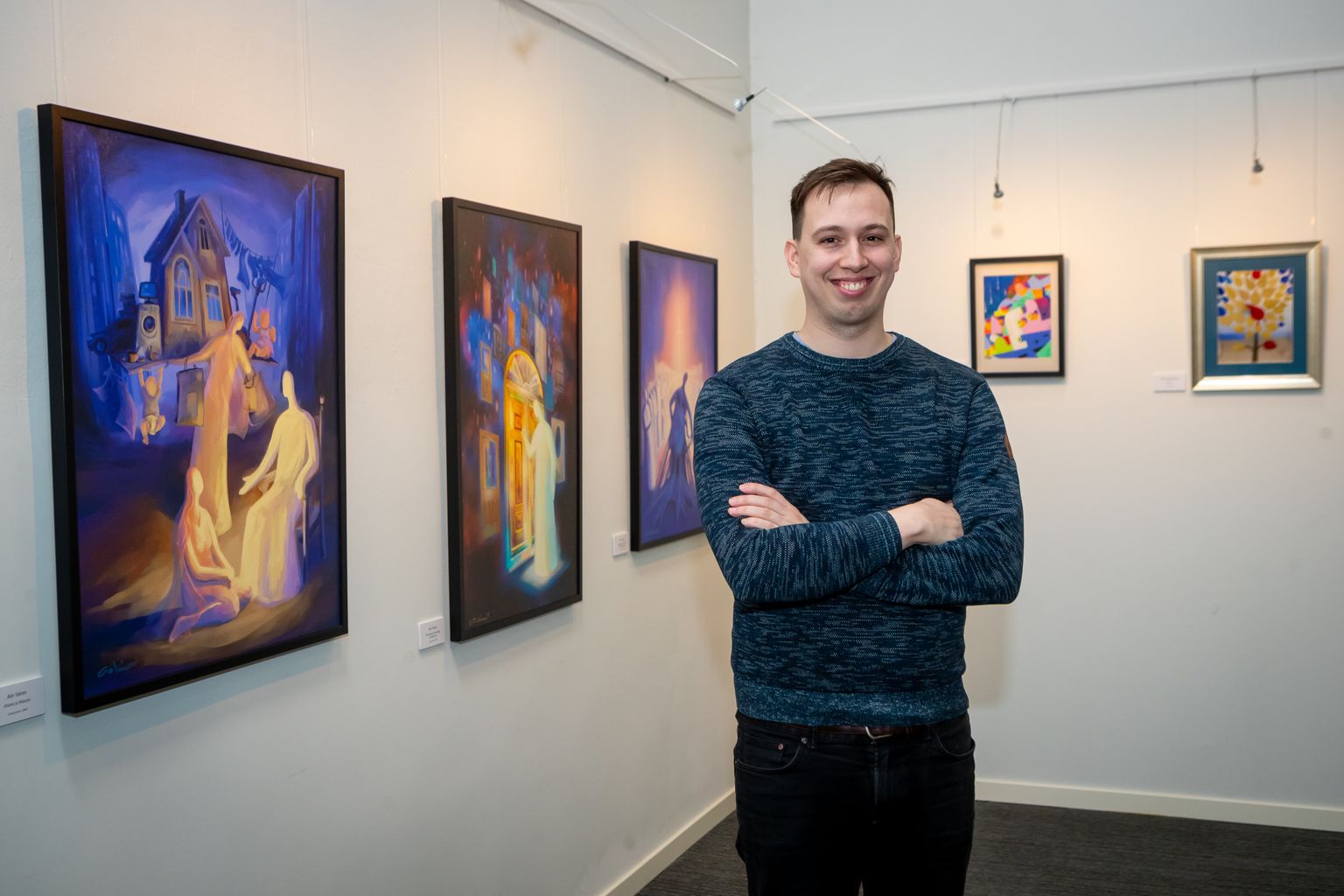 Simon Graf Nelikaare galeriis, seinal Ain Varese maalid.