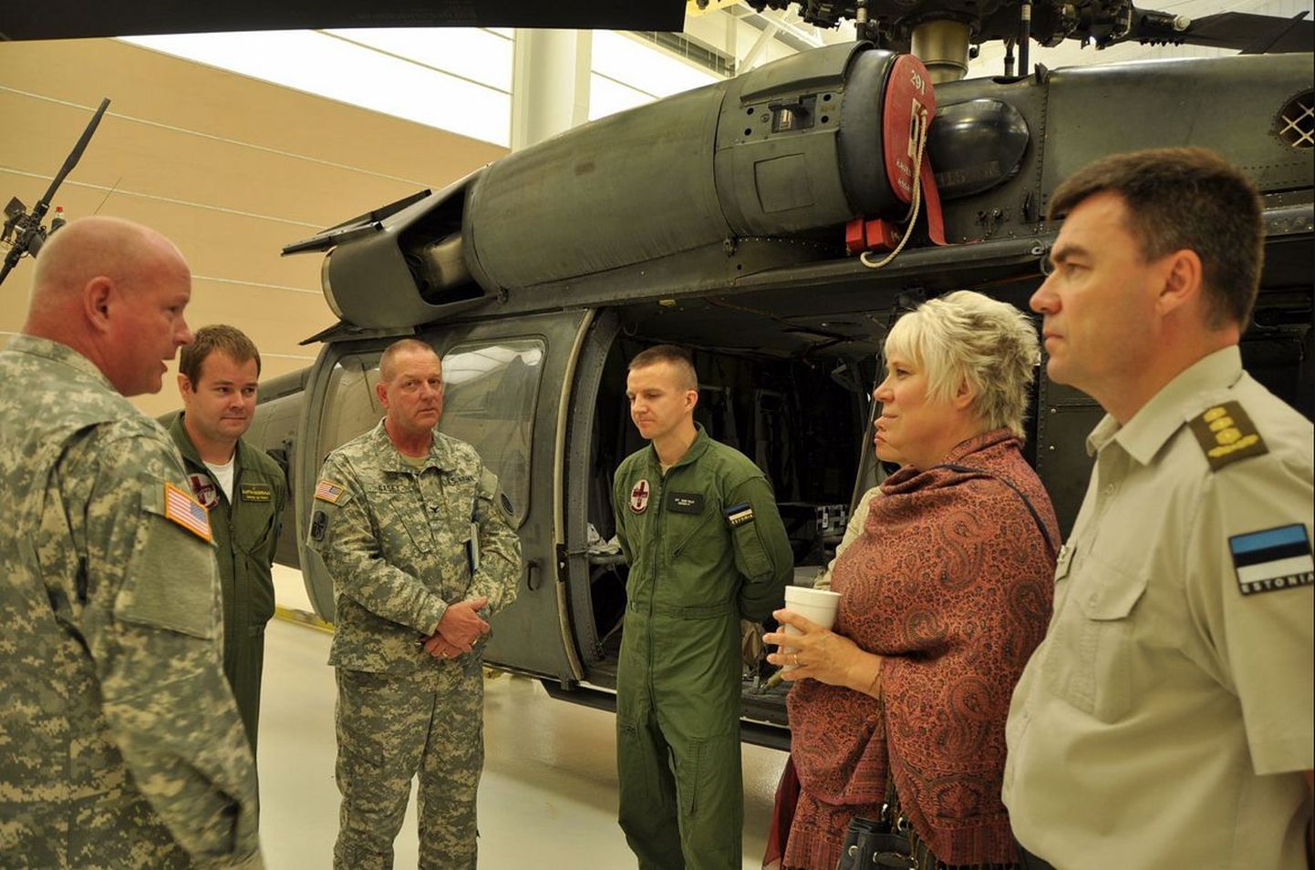 Eesti suursaadik Marina Kaljurand kohtus USAs õppivate Eesti õhuväe kopteripilootidega.