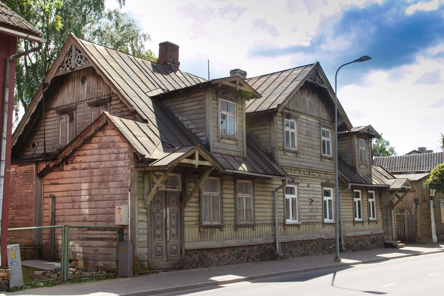 Detailirohke puitmaja Kungla tänaval võiks õigetes kätes tõeliseks arhitektuuripärliks muutuda.