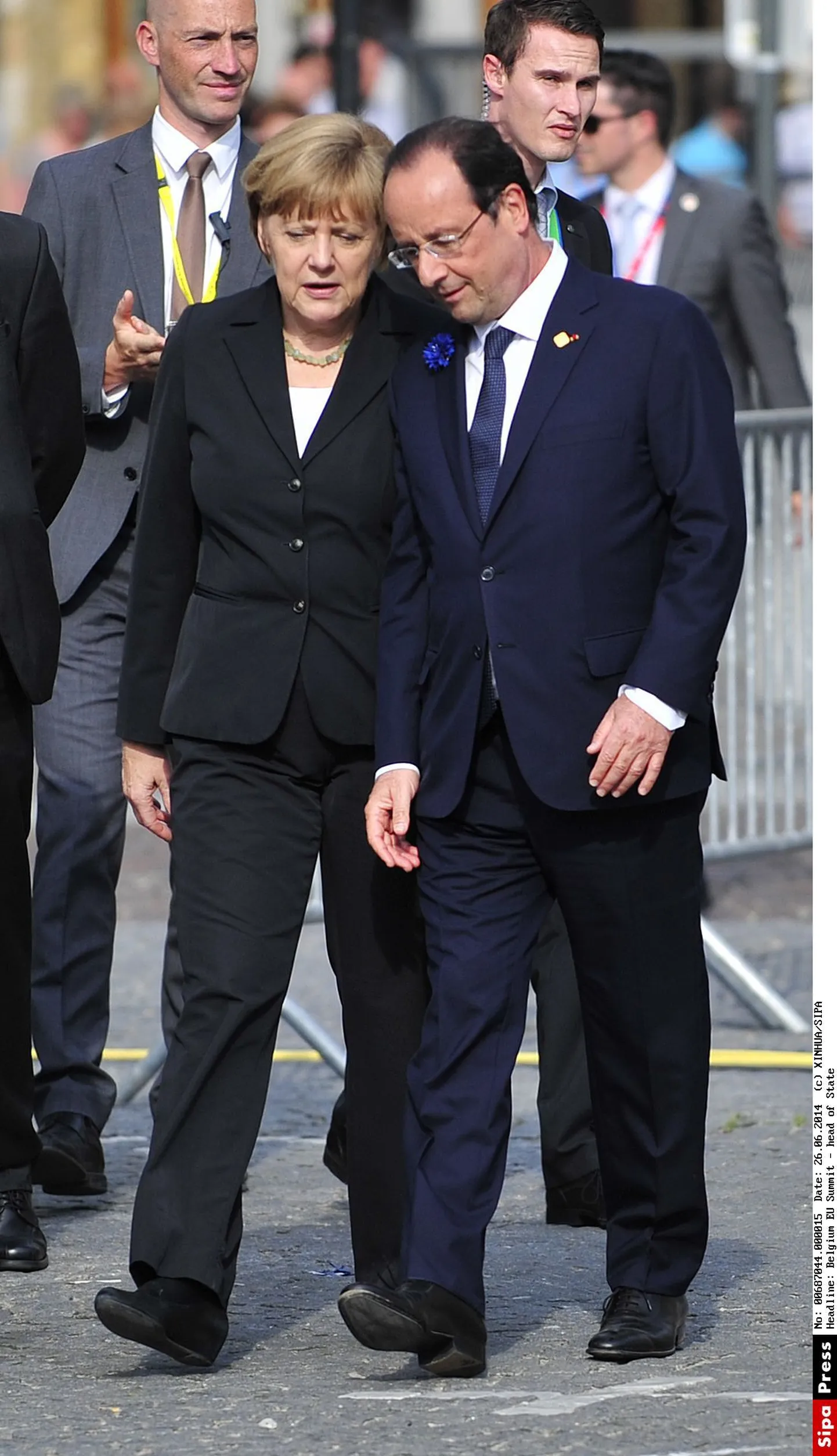 Saksa klantsler Angela Merkel vestlemas Prantsus presidendi François Hollande'iga.