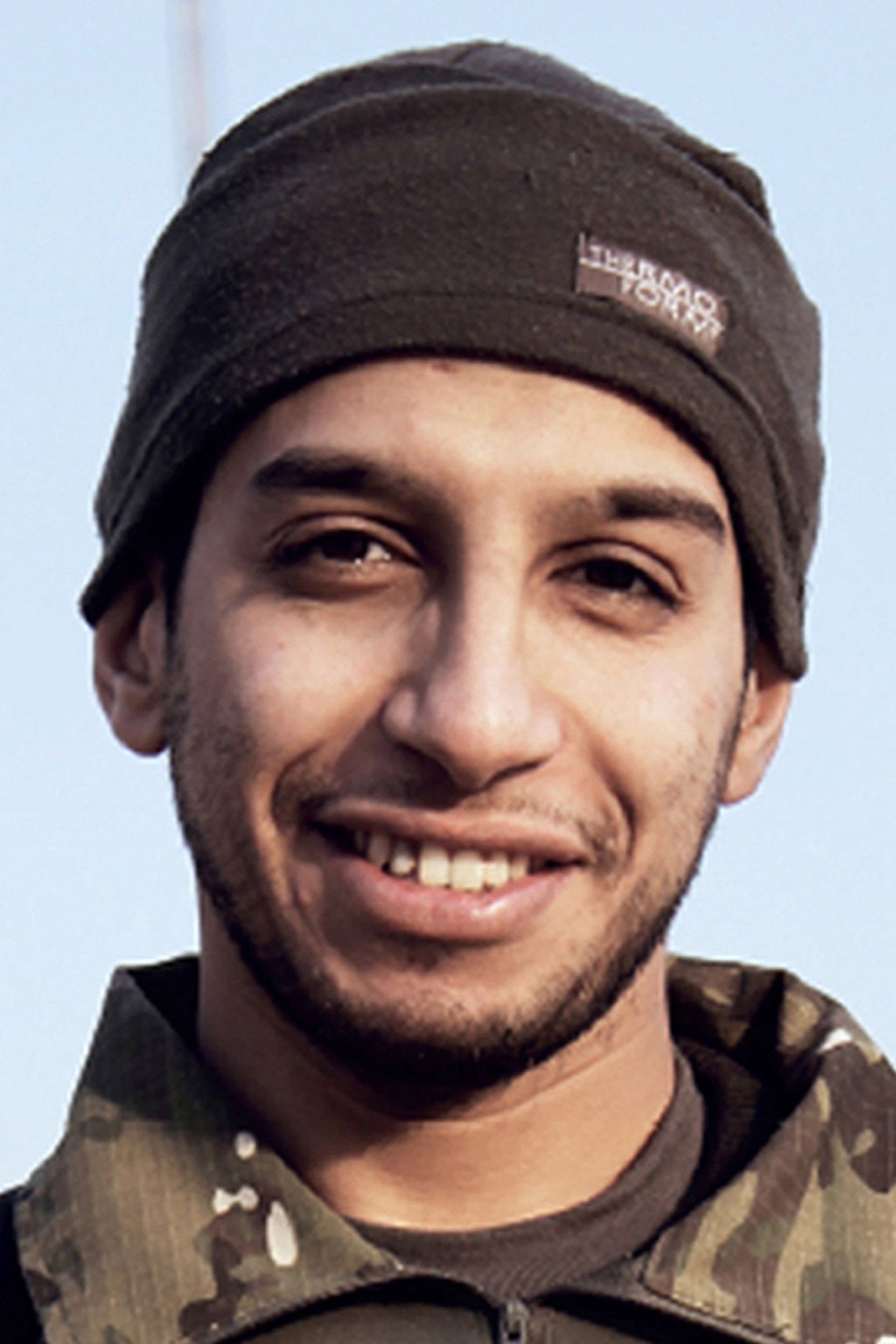 Среди показанных на видео джихадистов есть человек, похожий на Абдельхамида Абауда, который считается организатором парижских терактов.