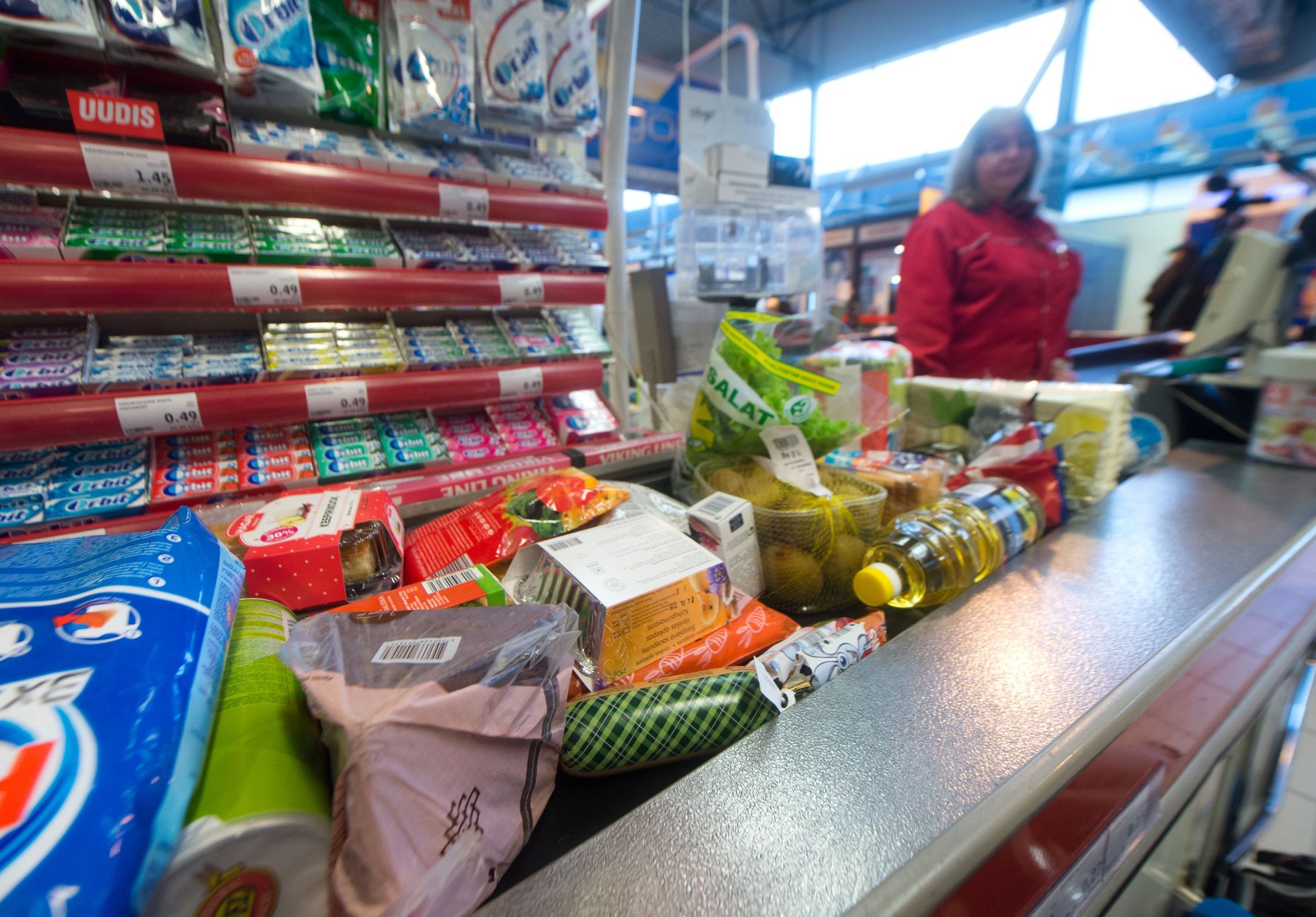 Supermarketi kassalindile pannakse läbi segi nii mullased kartulid kui ka kanafilee.
