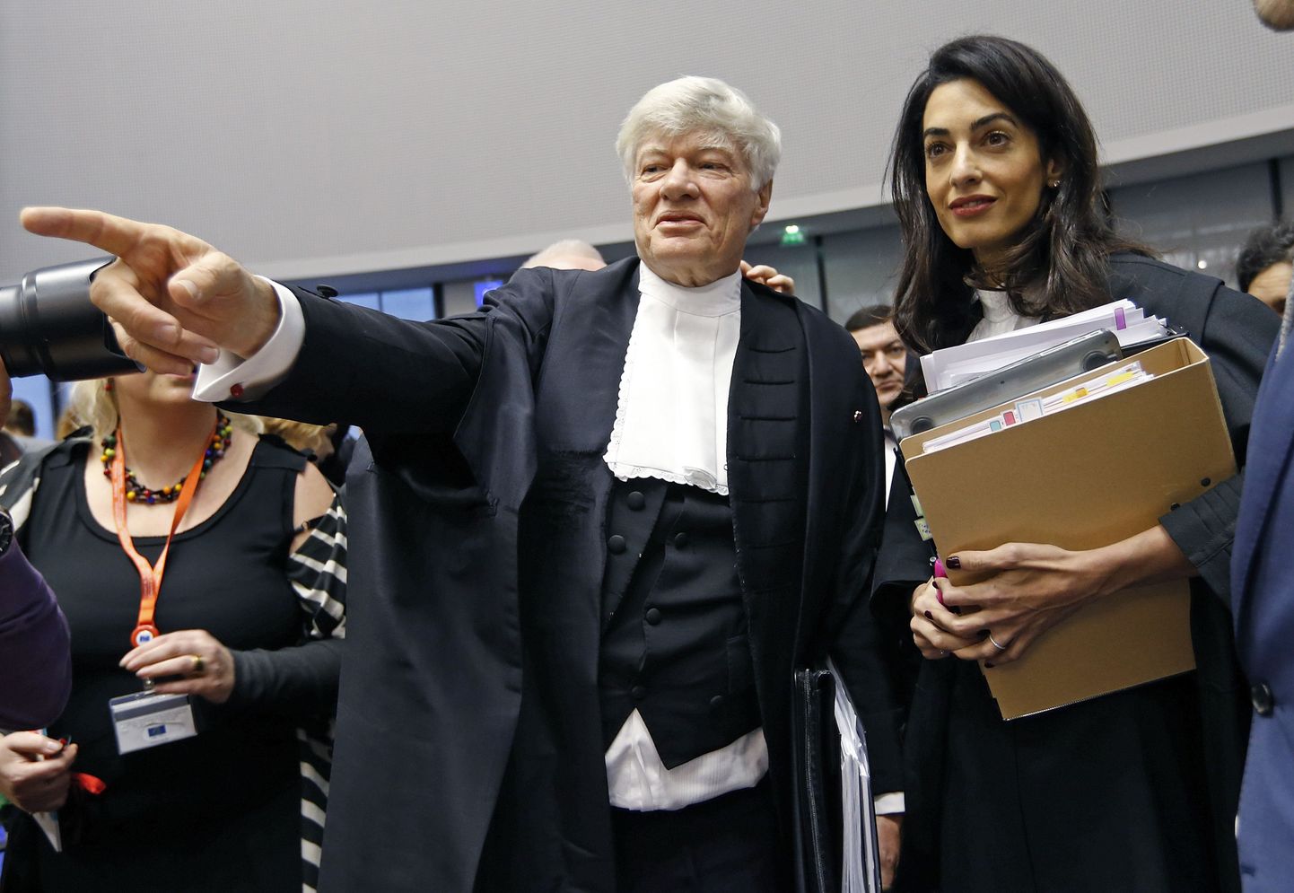 Geoffrey Robertson (vasakul)koos Amal Alamuddin Clooney'ga 2015. aasta jaanuaris Stasbourgis Euroopa inimõiguste kohtus.