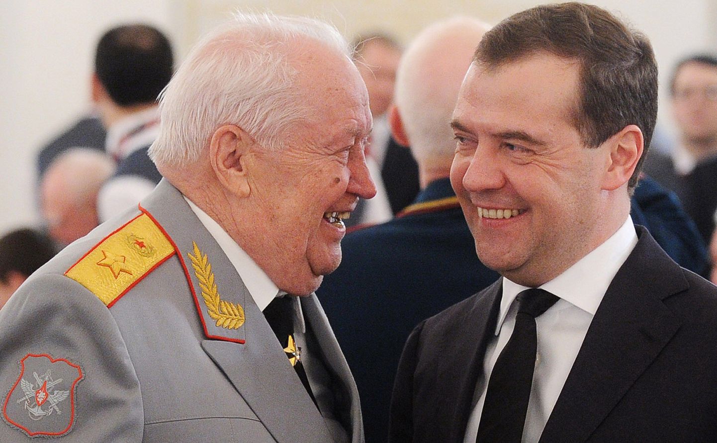 Dmitri Medvedev (paremal) Teise maailmasõja veteraniga.