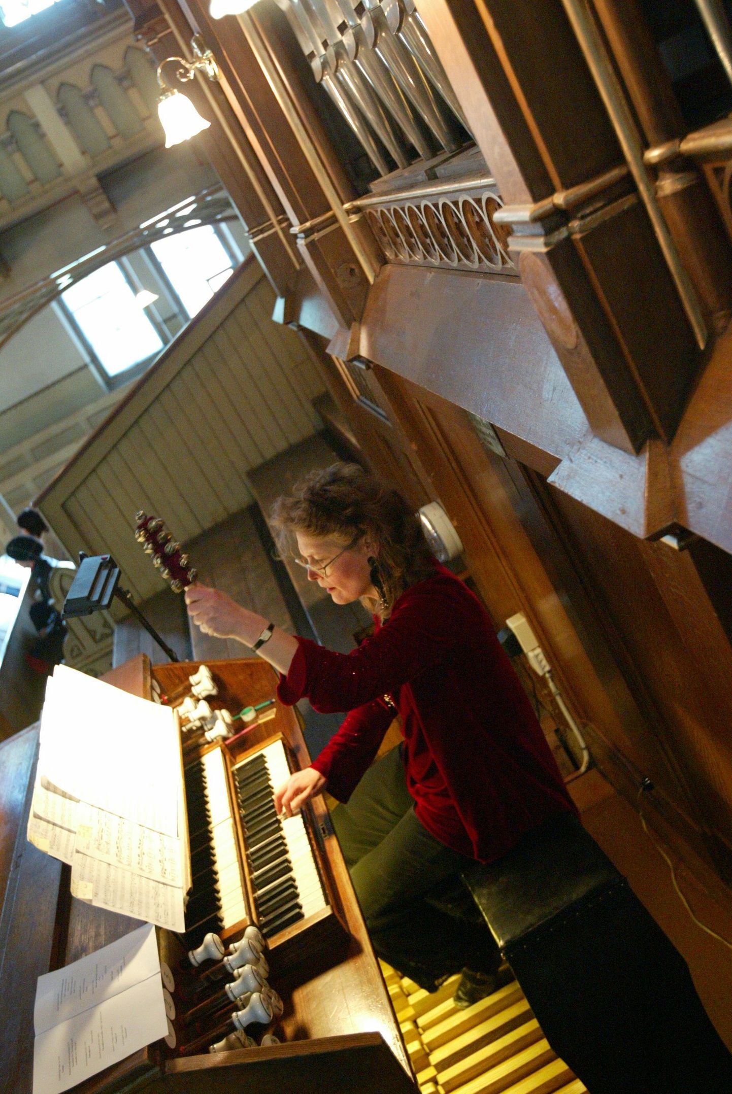 Kadrina kirikuvõlvide all kõlab Maarjamuusika. Fotol  organist Ines Maidre.