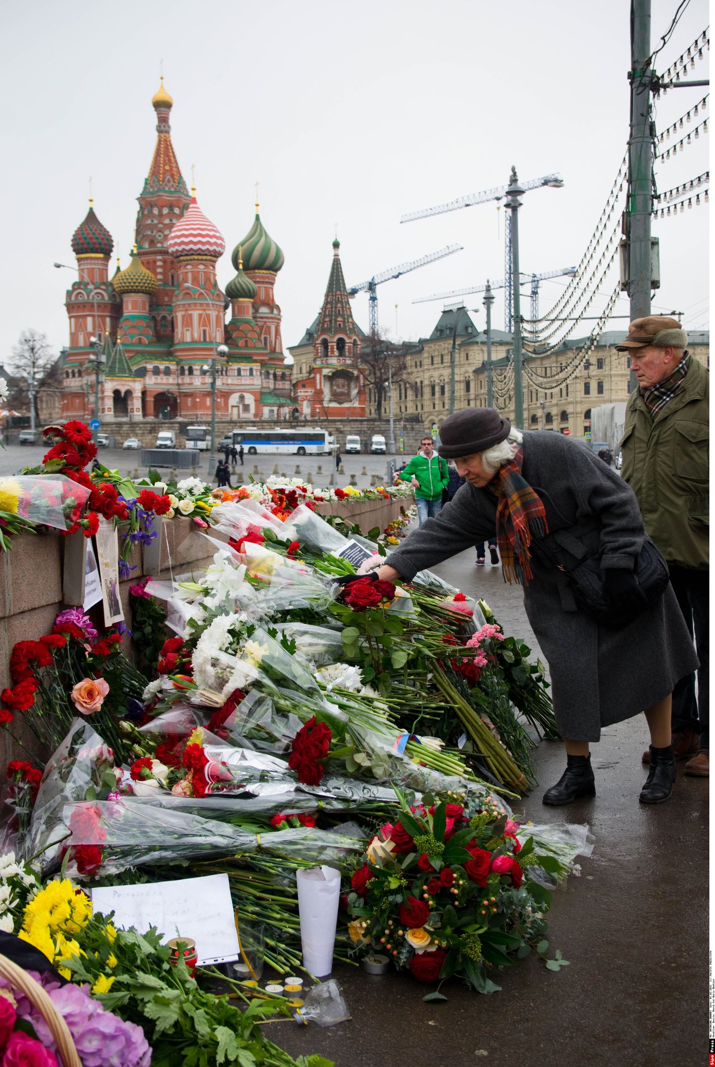 Lilled Moskva kesklinnas Bolšoi Moskvoretski sillal kohas, kus tundmatud kurjategijad lasid maha Boriss Nemtsovi.