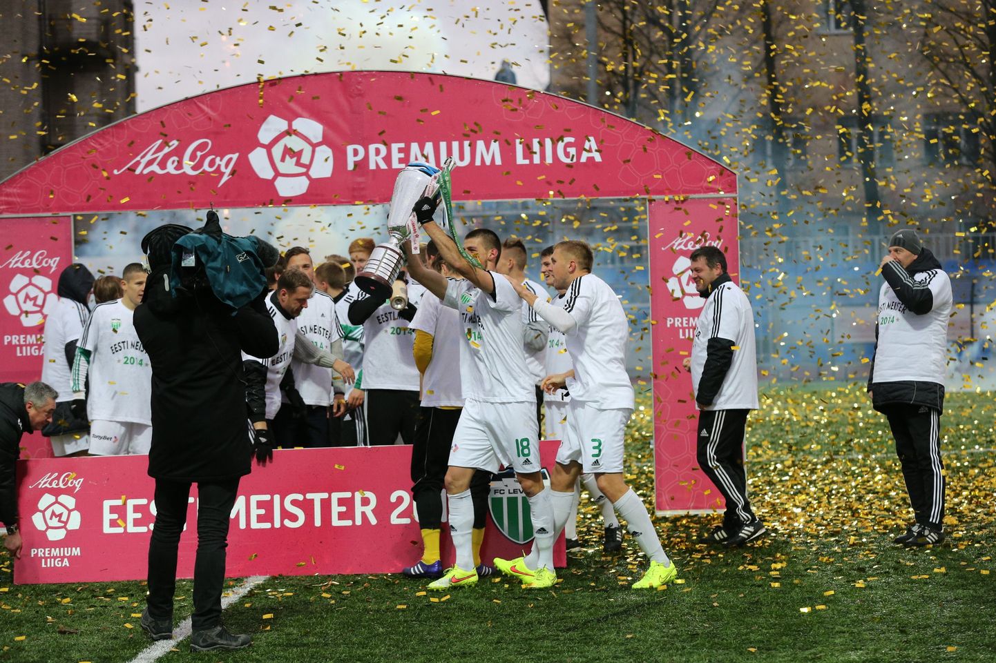 Футболисты "Левадии" отмечают победу в чемпионате Эстонии 2014 года.