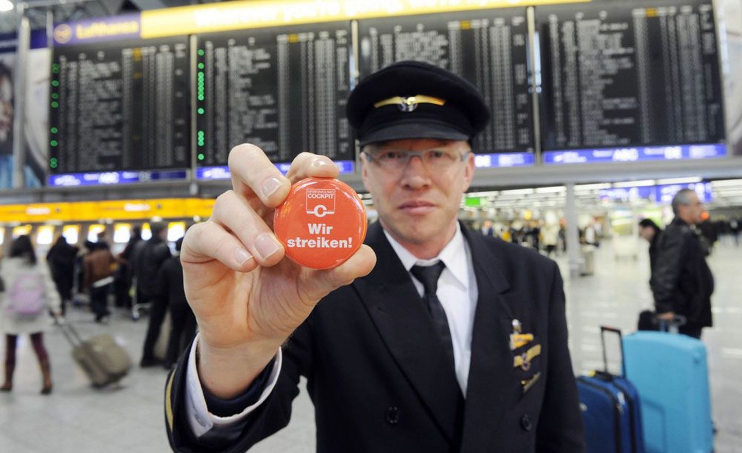 Lufthansa piloot Ernst van Koert hoidis esmaspäeval Frankfurdi lennujaamas peos märki kirjaga «Meie streigime». Streigi katkestamiseks pöördus lennufirma kohtu poole.