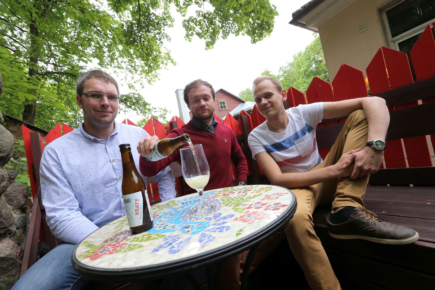 Napsumeistrid Martin Maatee (vasakult), Silver Koppel ja Andres Paaver kinnitavad, et siider Kratt ei jää kindlasti nende viimaseks tooteks. Pildilt puudub neljas meister Mihkel Ristimäe.