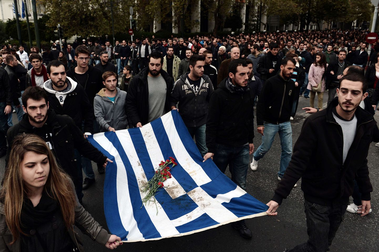 Kreeka noored möödunud aasta novembris Atheena tänavatel meenutamas 39 aasta möödumist sõjaväelise diktatuuri vastu suunatud tudengite ülestõusust.