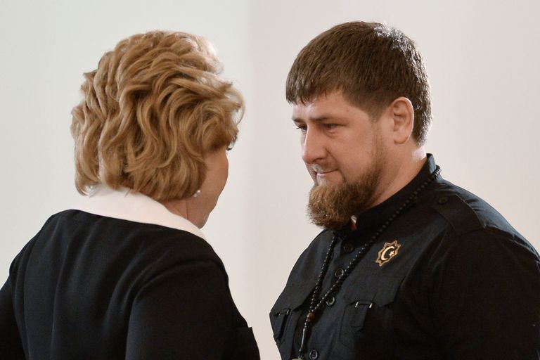 Föderatsiooninõukogu spiiker Valentina Matvijenko ja Tšetšeenia vabariigi juht Ramzan Kadõrov vestlemas.
