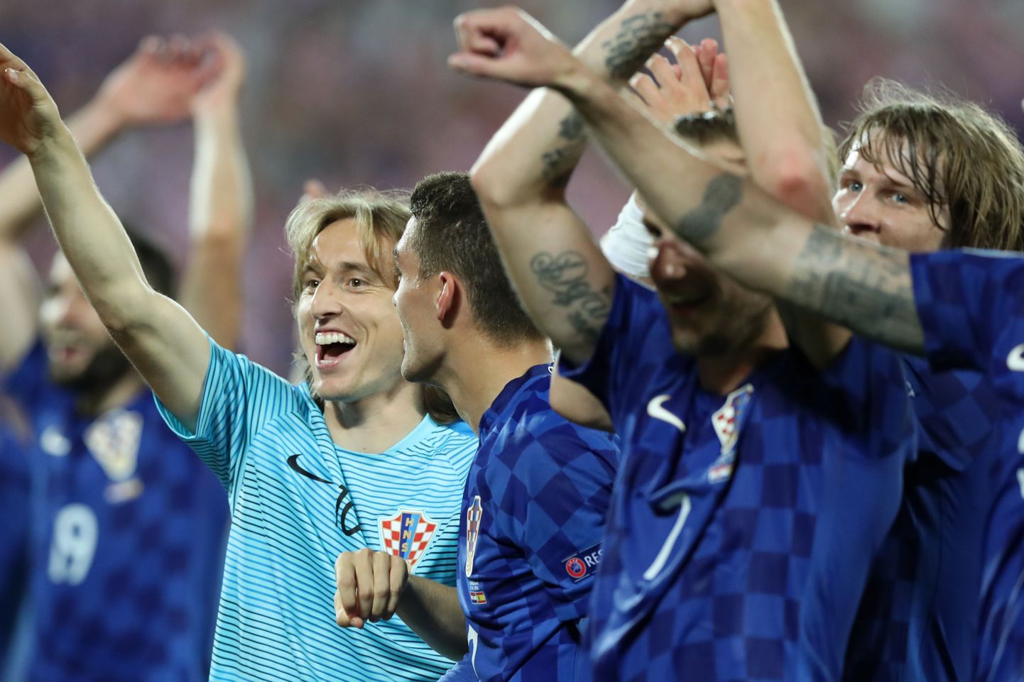 Luka Modric (vasakul) rõõmustab koos koondisekaaslastega võidu üle.