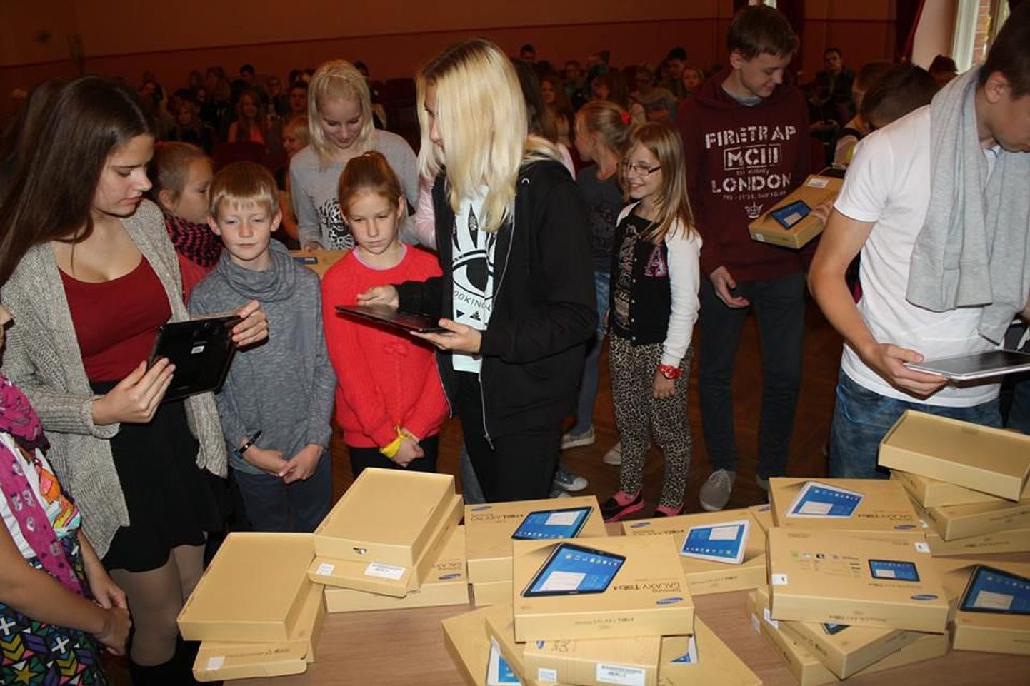 Elisa kingitud tahvelarvutid tekitasid Vanalinna kooli õpilastes suurt elevust.
