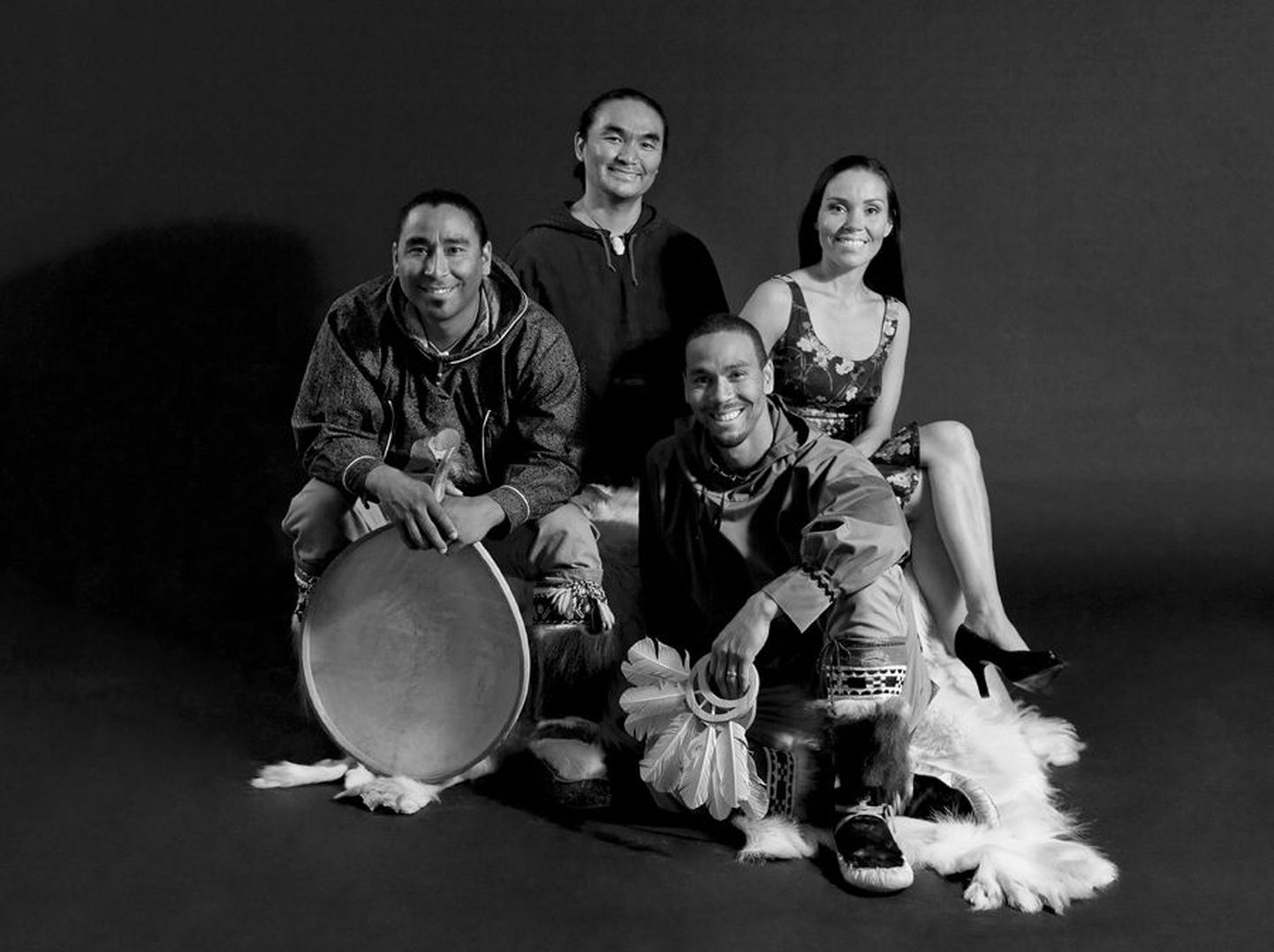 Yupik’ide ansambli Pamyua repertuaaris on Alaska ja Gröönimaa loitsud ning trummisaatega laulud ja tantsud.