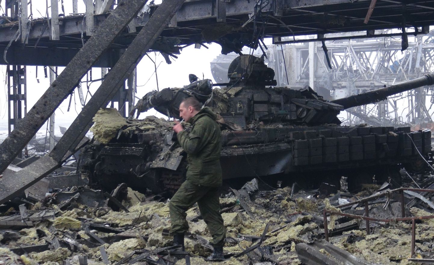 Venemeelne separatist eile Donetski lennujaamas.