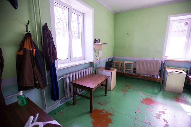 Tallinna vangla naisteosakonnas on aeg seisma jäänud. Põrandat katab Soome papp ja koridoris on põrandalaudade vahel nii suured praod, et pühkimisel pole kühvlit vajagi.