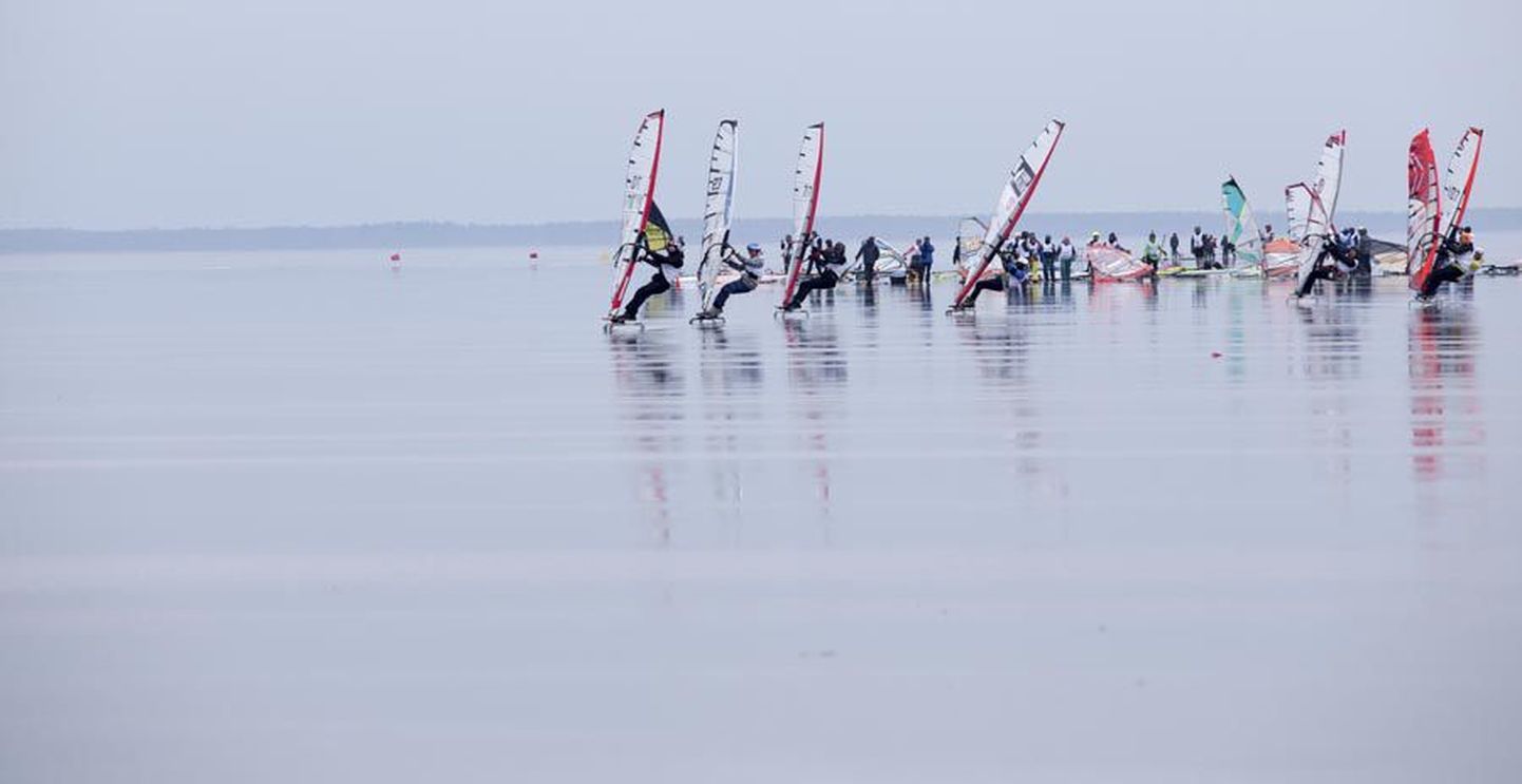 Surfarid nautisid Võrtsjärve peegelsiledat jääd, mis on Eesti meistri Lehar Jürimäe sõnul suisa ideaalne.