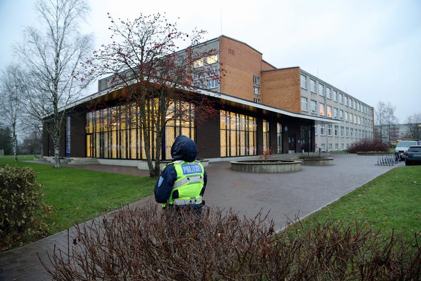 Aprillis Paalalinna koolis korraldatud narkoreidil «Koer koolis» leiti Vahuri asjade seast noakujuliseks viilitud metallitükk.